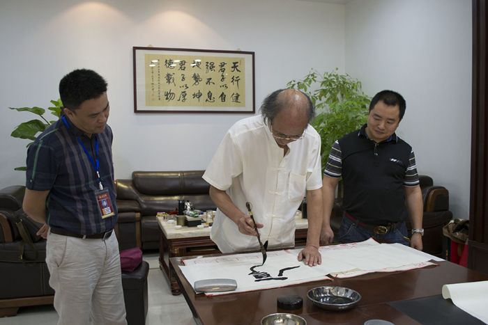 张剑岑先生为午夜免费福利视频陶题词“厚道”、“今生今世 午夜免费福利视频陶”