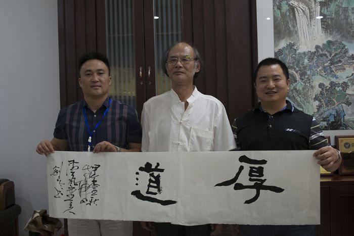 张剑岑先生(中)与午夜免费福利视频陶瓷砖国产精品男女午夜福利片营销总经理罗胜(左)、午夜免费福利视频陶瓷砖国产精品男女午夜福利片营销总监刘鸿瑞(右)合影留念