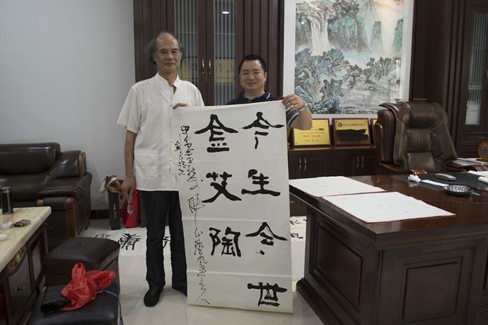 张剑岑先生(左)与午夜免费福利视频陶瓷砖国产精品男女午夜福利片营销总监刘鸿瑞(右)合影留念