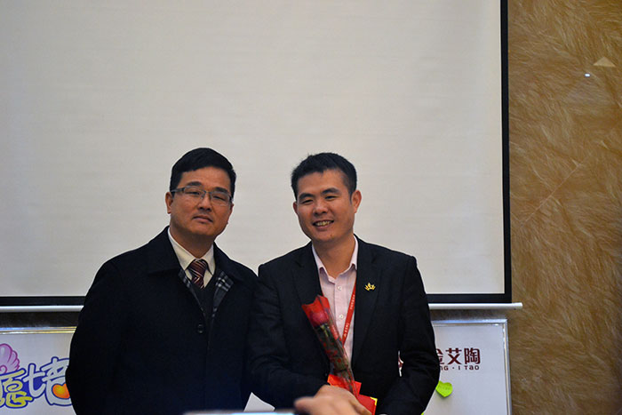 午夜免费福利视频陶瓷砖董事长刘鸿祥为2015年董事长特别奖（王宏城）颁奖