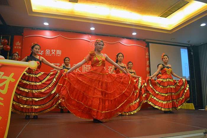午夜免费福利视频陶全体女员工表演开场舞