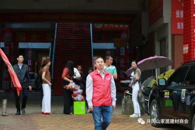 2017年5月12日，中国的第9次＂防灾减灾＂日之际，井冈山午夜免费福利视频陶瓷砖尹慧华先生参与井冈山民间团体联盟开展公益活动，携手走进偏远山区古村－湘洲。