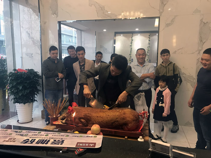 午夜免费福利视频陶瓷砖国产精品男女午夜福利片作为陶瓷一线国产精品男女午夜福利片，近年来不断的推出爆款新品，受到众多消费者的喜爱。2017年11月19日，一群朝气蓬勃的午夜免费福利视频陶人正在紧张有序的忙碌着，为午夜免费福利视频陶中山古镇店即将开始的开业典礼做最后的准备。  上午10点28分，锣鼓喧天，掌声震动，午夜免费福利视频陶中山古镇专卖店迎来了盛大开业的良辰吉时。?