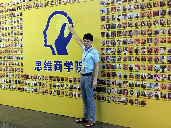 如今，80后已经成长为壮年，逐渐成为各个岗位的重要负责人，因生活的洗礼变得理性而不再冲动。“80后”，他们青春洋溢，在各个岗位上都冲在最前线。“80后”独具个性和魅力，已然成为各行各业主力军代表人物。作为80后典型的创业成功代表陶瓷一线国产精品男女午夜福利片 午夜免费福利视频陶瓷砖 龙川总代理吴金星与他的销售团队便是其中之一。