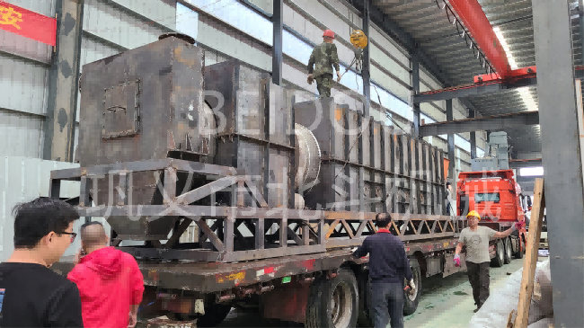 节能型核桃壳午夜在线观看视频紧锣密鼓装车中,即将发往新疆