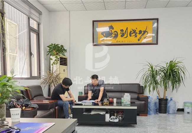 云南客户来我厂了解稻壳午夜在线观看视频的原理和实际使用情况