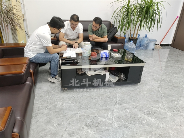 周经理与广州客户就木屑午夜在线观看视频的技术问题展开交流