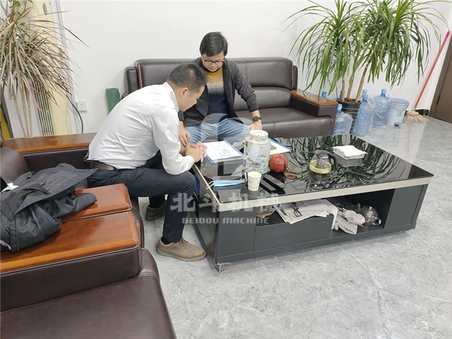 苏州客户和技术人员正在讨论怎样更好地使用木材午夜在线观看视频