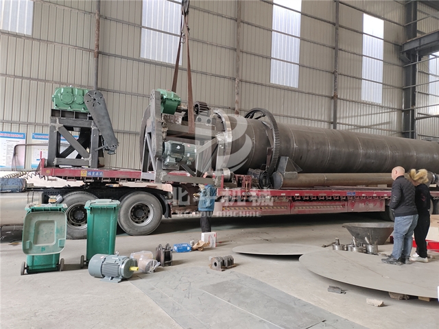 不畏风雪,午夜免费福利视频机械核桃壳炭化活化炉装车发往云南