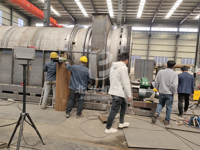 广东客户带着浓厚的兴趣深入考察锯末午夜在线观看视频制造车间