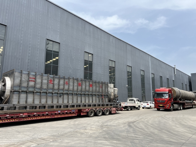 四辆挂车满载烘干机、午夜在线观看视频设备及零部件奔赴客户