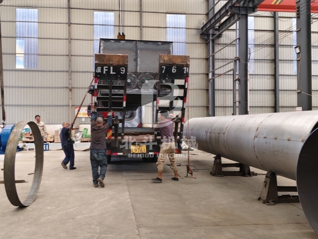 客户定制的大型料仓完成装车发货