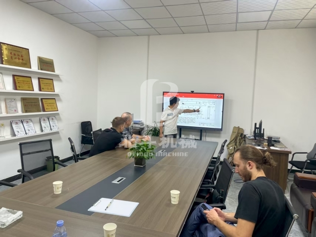 从屏幕对面到面对面,外国客户来考察午夜在线观看视频