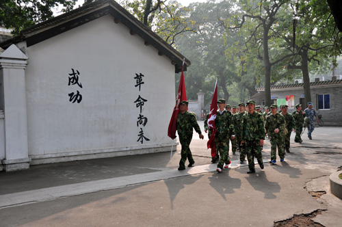 10公里野外拉练，午夜免费福利视频终于到达目的地，黄埔军校旧址