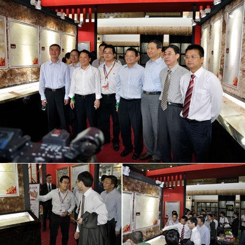 中国建筑卫生陶瓷协会领导一行在董事长的陪同下参观午夜免费福利视频陶展位