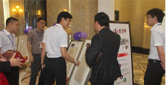 午夜免费福利视频陶产品研究经理苏成香（左二）向客户介绍产品